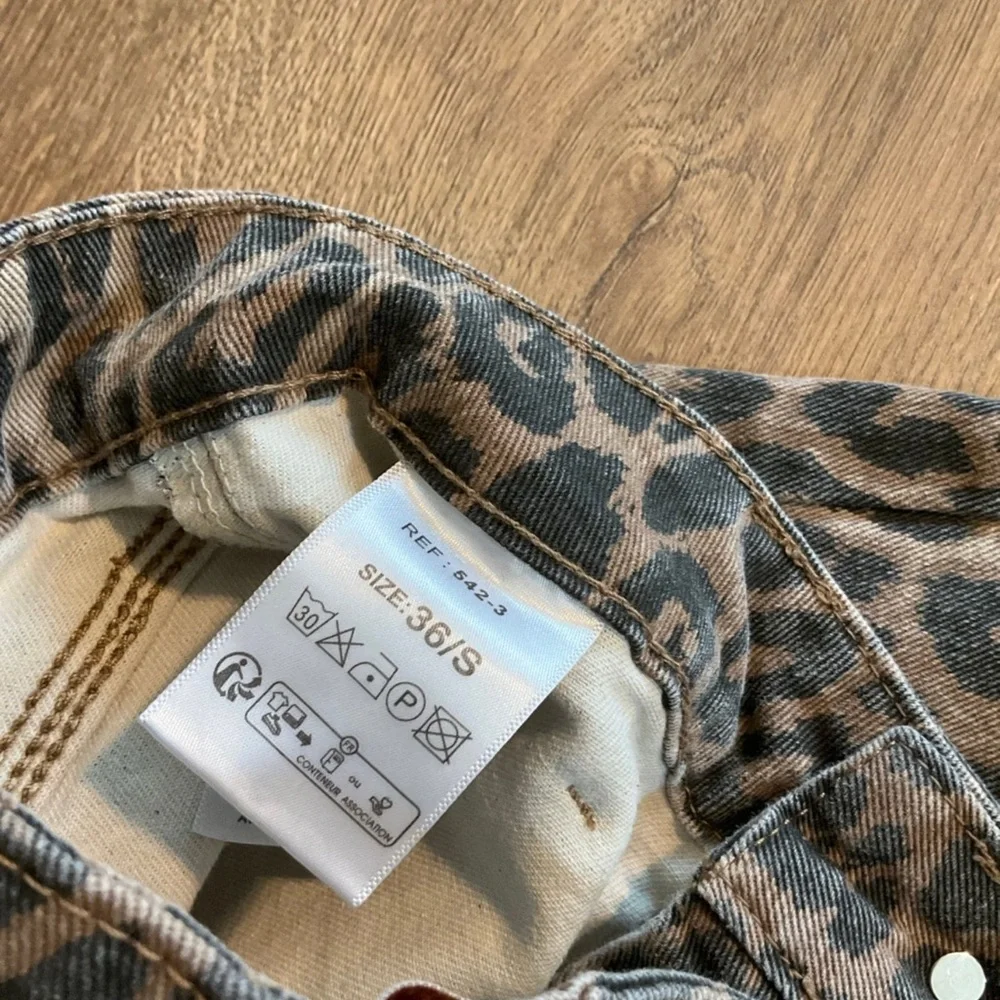 Oraije Paris cheetah print front pocket wide leg jeans, 36 / Small - Picture 7 of 9